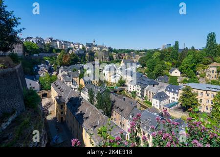 Luxemburg-Stadt (Lëtzebuerg; Luxemburg): Blick von der Festung Luxemburg auf das Alzette-Tal und den Bezirk Grund in der Altstadt, Luxemburg Stockfoto