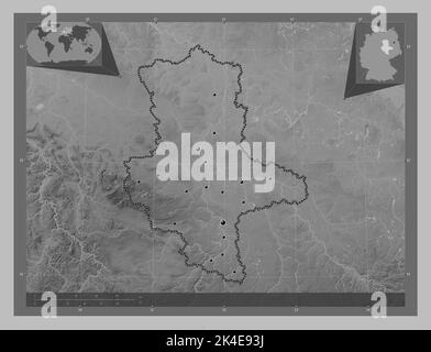 Sachsen-Anhalt, Bundesland Deutschland. Höhenkarte in Graustufen mit Seen und Flüssen. Standorte der wichtigsten Städte der Region. Ecke Zusatzposition ma Stockfoto