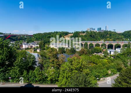 Luxemburg-Stadt (Lëtzebuerg; Luxemburg): Alzette-Tal und Bezirk Pfaffenthal, Großherzogin-Charlotte-Brücke (Rote Brücke), Eisenbahnviadukt, Platea Stockfoto