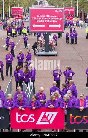 LONDON, ENGLAND - 02. OKTOBER 2022: Der TCS London Marathon 2022 in der Mall am 2.. Oktober 2022 in London, England. Kredit: SMP Nachrichten / Alamy Live Nachrichten Stockfoto