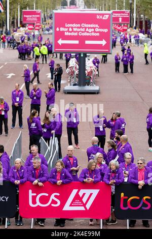 LONDON, ENGLAND - 02. OKTOBER 2022: Der TCS London Marathon 2022 in der Mall am 2.. Oktober 2022 in London, England. Kredit: SMP Nachrichten / Alamy Live Nachrichten Stockfoto