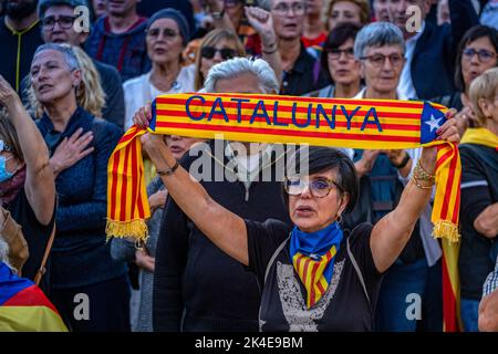 Barcelona, Spanien. 01. Oktober 2022. Ein Protestler zeigt einen Schal mit der katalanischen Flagge und dem Wort Catalunya. Tausende von Menschen haben an der Feier der Gedenkakte zum fünften Jahrestag des Referendums vom 1. Oktober in Katalonien teilgenommen, das von den Sicherheitskräften und Organen des spanischen Staates stark unterdrückt wurde. Kredit: SOPA Images Limited/Alamy Live Nachrichten Stockfoto