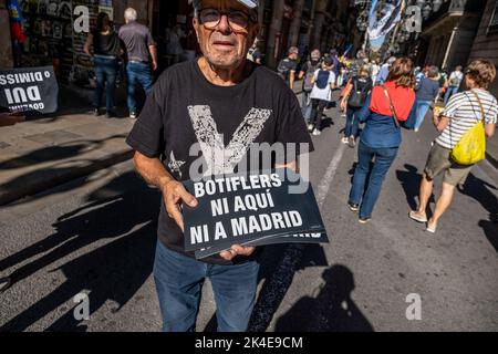 Barcelona, Spanien. 01. Oktober 2022. Während der Demonstration wird ein Protestler gesehen, der Plakate verteilt. Tausende von Menschen haben an der Feier der Gedenkakte zum fünften Jahrestag des Referendums vom 1. Oktober in Katalonien teilgenommen, das von den Sicherheitskräften und Organen des spanischen Staates stark unterdrückt wurde. Kredit: SOPA Images Limited/Alamy Live Nachrichten Stockfoto