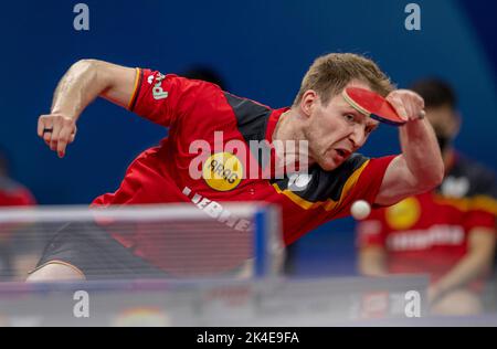 CHENGDU, CHINA - 2. OKTOBER 2022 - Benedikt Duda aus Deutschland tritt bei der ITTF-Mannschaftsweltmeisterschaft 2022 gegen Sathiyan Gnanasekaran aus Indien an Stockfoto