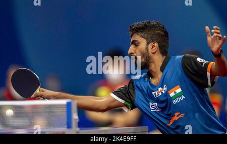 CHENGDU, CHINA - 2. OKTOBER 2022 - der indische Sathiyan Gnanasekaran tritt bei der ITTF-Mannschaftsweltmeisterschaft 2022 gegen Benedikt Duda aus Deutschland an Stockfoto