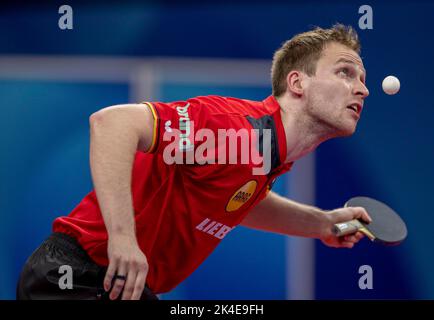 CHENGDU, CHINA - 2. OKTOBER 2022 - Benedikt Duda aus Deutschland tritt bei der ITTF-Mannschaftsweltmeisterschaft 2022 gegen Sathiyan Gnanasekaran aus Indien an Stockfoto