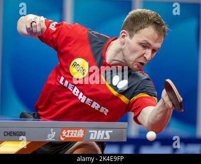 CHENGDU, CHINA - 2. OKTOBER 2022 - Benedikt Duda aus Deutschland tritt bei der ITTF-Mannschaftsweltmeisterschaft 2022 gegen Sathiyan Gnanasekaran aus Indien an Stockfoto