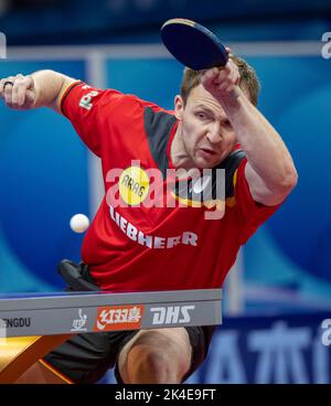 CHENGDU, CHINA - 2. OKTOBER 2022 - Benedikt Duda aus Deutschland tritt bei der ITTF-Mannschaftsweltmeisterschaft 2022 gegen Sathiyan Gnanasekaran aus Indien an Stockfoto