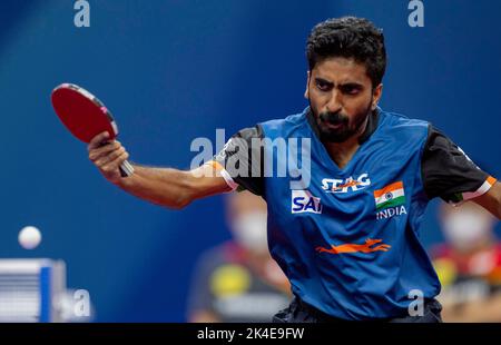 CHENGDU, CHINA - 2. OKTOBER 2022 - der indische Sathiyan Gnanasekaran tritt bei der ITTF-Mannschaftsweltmeisterschaft 2022 gegen Benedikt Duda aus Deutschland an Stockfoto