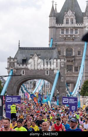 Tower Hill, London, Großbritannien. 2. Oktober 2022. Rund 50.000 Teilnehmer nehmen am TCS London Marathon 2022 Teil, darunter die besten Elite-Läufer der Welt. Athleten wie die Olympiasiegerin Kenenisa Bekele, die 2021-Mann-Siegerin Äthiopierin Sisay Lemma und die Frauensiegerin Kenianerin Joyciline Jepkosgei dürften an der Spitze stehen. Auch Rollstuhlfahrer David Weir wird auf einen Spitzenplatz hoffen. Die Masse der Club & Fun Läufer folgen mit vielen sammeln große Summen für wohltätige Zwecke & oft laufen in ausgefallenen Kleid. Die Masse der Läufer überquert die Tower Bridge Stockfoto