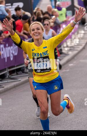 Tower Hill, London, Großbritannien. 2. Oktober 2022. Rund 50.000 Teilnehmer nehmen am TCS London Marathon 2022 Teil, darunter die besten Elite-Läufer der Welt. Athleten wie die Olympiasiegerin Kenenisa Bekele, die 2021-Mann-Siegerin Äthiopierin Sisay Lemma und die Frauensiegerin Kenianerin Joyciline Jepkosgei dürften an der Spitze stehen. Auch Rollstuhlfahrer David Weir wird auf einen Spitzenplatz hoffen. Die Masse der Club & Fun Läufer folgen mit vielen sammeln große Summen für wohltätige Zwecke & oft laufen in ausgefallenen Kleid. 6079 Olesya Isak aus der Ukraine Stockfoto