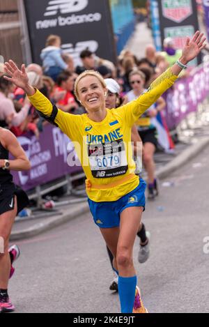 Tower Hill, London, Großbritannien. 2. Oktober 2022. Rund 50.000 Teilnehmer nehmen am TCS London Marathon 2022 Teil, darunter die besten Elite-Läufer der Welt. Athleten wie die Olympiasiegerin Kenenisa Bekele, die 2021-Mann-Siegerin Äthiopierin Sisay Lemma und die Frauensiegerin Kenianerin Joyciline Jepkosgei dürften an der Spitze stehen. Auch Rollstuhlfahrer David Weir wird auf einen Spitzenplatz hoffen. Die Masse der Club & Fun Läufer folgen mit vielen sammeln große Summen für wohltätige Zwecke & oft laufen in ausgefallenen Kleid. 6079 Olesya Isak aus der Ukraine Stockfoto