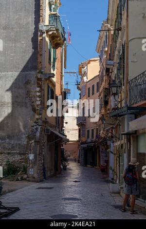Korfu, Griechenland. 02. September 2022: Eine historische Straße in der Altstadt von Korfu. Stockfoto