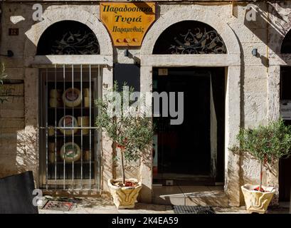 Korfu, Griechenland. 02. September 2022: Historische Fassade des Käseladens in der griechischen Stadt Korfu. Schönes natürliches Licht. Stockfoto