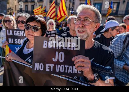 Barcelona, Spanien. 01. Oktober 2022. Ein Unabhängigkeitsproter hält ein Plakat auf der Plaza de Sant Jaume. Tausende von Menschen haben an der Feier der Gedenkakte zum fünften Jahrestag des Referendums vom 1. Oktober in Katalonien teilgenommen, das von den Sicherheitskräften und Organen des spanischen Staates stark unterdrückt wurde. (Foto von Paco Freire/SOPA Images/Sipa USA) Quelle: SIPA USA/Alamy Live News Stockfoto