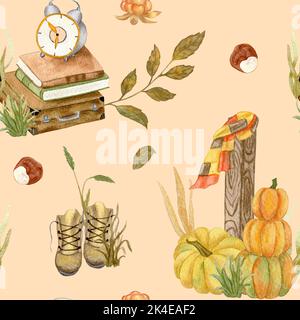 Aquarell nahtloses Herbstmuster mit Stiefeln und Kürbissen in der Nähe der Holzsäule. Herbststimmung. Alter Koffer mit Büchern und einer Uhr im Gras Stockfoto