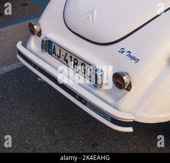 Loriol sur Drome, Frankreich - 17. September 2022: Weißer Vintage-Stil des 'Saint Tropez' 2CV auf der Straße. Oldtimer-Ausstellung in Loriol sur Drome, Fr. Stockfoto