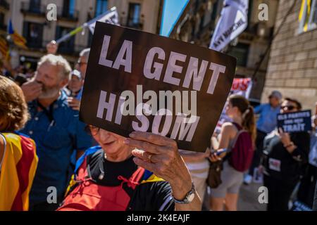 Barcelona, Spanien. 01. Oktober 2022. Ein Unabhängigkeitsproter hält ein Plakat auf der Plaza de Sant Jaume. Tausende von Menschen haben an der Feier der Gedenkakte zum fünften Jahrestag des Referendums vom 1. Oktober in Katalonien teilgenommen, das von den Sicherheitskräften und Organen des spanischen Staates stark unterdrückt wurde. (Foto von Paco Freire/SOPA Images/Sipa USA) Quelle: SIPA USA/Alamy Live News Stockfoto