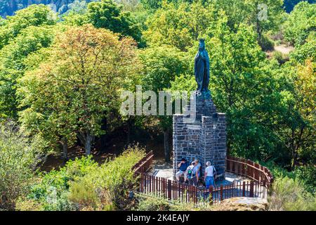 Esch-sur-Sûre (Esch-Sauer): Statue der heiligen Jungfrau in Luxemburg Stockfoto