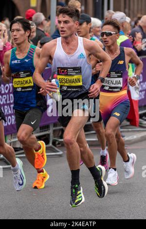 Tower Hill, London, Großbritannien. Oktober 2022. Rund 50.000 Menschen nehmen am TCS London Marathon 2022 Teil, darunter auch die Top-Läufer der Welt. Philip Sesemann, britischer Elite-Läufer, läuft Stockfoto