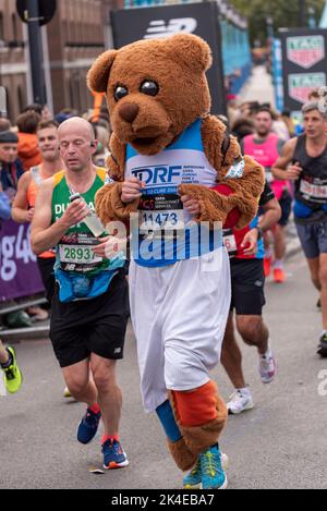 Tower Hill, London, Großbritannien. 2. Oktober 2022. Rund 50.000 Teilnehmer nehmen am TCS London Marathon 2022 Teil, darunter die besten Elite-Läufer der Welt. Athleten wie die Olympiasiegerin Kenenisa Bekele, die 2021-Mann-Siegerin Äthiopierin Sisay Lemma und die Frauensiegerin Kenianerin Joyciline Jepkosgei dürften an der Spitze stehen. Auch Rollstuhlfahrer David Weir wird auf einen Spitzenplatz hoffen. Die Masse der Club & Fun Läufer folgen mit vielen sammeln große Summen für wohltätige Zwecke & oft laufen in ausgefallenen Kleid. 11473 Jonathan Bowl läuft in einem Bärenkostüm Stockfoto