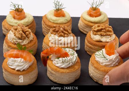 Set von Bouchée à la reine, allgemein auch Vol au vent genannt Stockfoto