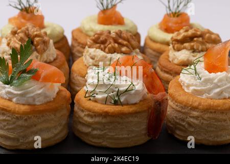 Set von Bouchée à la reine, allgemein auch Vol au vent genannt Stockfoto