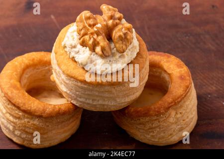 Set von Bouchée à la reine, allgemein auch Vol au vent genannt Stockfoto