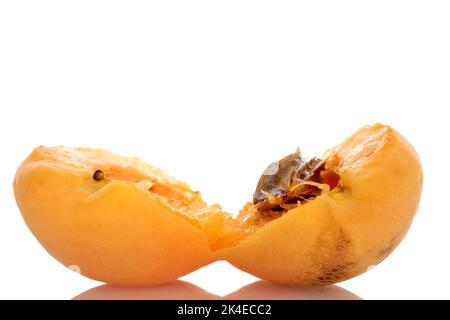 Zwei Hälften Ananas-Aprikose mit einem Samen, Makro, isoliert auf weiß Stockfoto