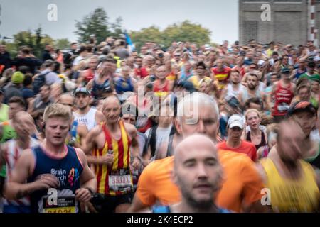 London, Großbritannien. 2.. Oktober 2022. Der London Marathon passiert die Evelyn Street im Südosten Londons, die 8-Meilen-Marke der 26,2-Meilen-Strecke von Deptford, auf der die Läufer von den Anwohnern begrüßt und bejubelt werden. Kredit: Guy Corbishley/Alamy Live Nachrichten Stockfoto