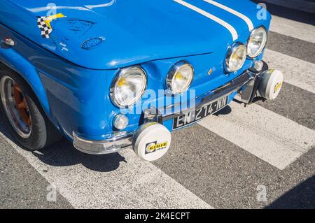 Loriol sur Drome, Frankreich - 17. September 2022: Oldtimer-blauer Renault 8 Gordini 1300 Rennwagen, auf der Straße. Stockfoto