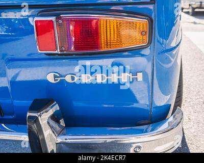 Loriol sur Drome, Frankreich - 17. September 2022: Oldtimer-blauer Renault 8 Gordini 1300 Rennwagen, auf der Straße. Stockfoto