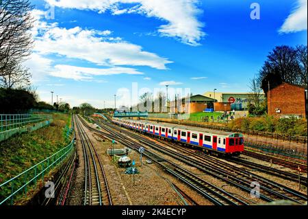 London Transport Train in Acton Town, London Stockfoto