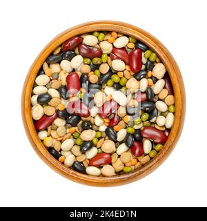 Getrocknete Hülsenfrüchte von oben in einer Holzschüssel gemischt. Mischung aus roten, schwarzen und weißen Bohnen, Mungbohnen, braunen, grünen und roten Linsen und Kichererbsen. Stockfoto
