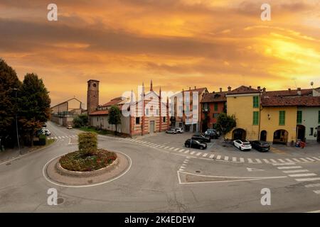 Fossano, Cuneo, Italien - 03. September 2022: piazza Luigi Bima mit der alten Kirche Santa Maria del Salice, im Hintergrund das Zuchthaus in Stockfoto