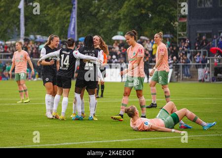 Frankfurt, Deutschland. 02. Oktober 2022. Frankfurt, 2. 2022. Oktober: Die Spieler der Eintracht Frankfurt feiern das Tor beim FLYERALARM Frauen-Bundesliga-Spiel zwischen Eintracht Frankfurt und SV Werder Bremen im Stadion Brentanobad in Frankfurt am Main. (Norina Toenges/Sports Press Photo/SPP) Quelle: SPP Sport Press Photo. /Alamy Live News Stockfoto