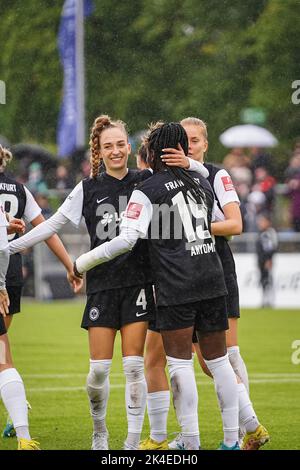 Frankfurt, Deutschland. 02. Oktober 2022. Frankfurt, 2. 2022. Oktober: Die Spieler der Eintracht Frankfurt feiern das Tor beim FLYERALARM Frauen-Bundesliga-Spiel zwischen Eintracht Frankfurt und SV Werder Bremen im Stadion Brentanobad in Frankfurt am Main. (Norina Toenges/Sports Press Photo/SPP) Quelle: SPP Sport Press Photo. /Alamy Live News Stockfoto