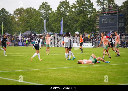 Frankfurt, Deutschland. 02. Oktober 2022. Frankfurt, 2. 2022. Oktober: Die Spieler der Eintracht Frankfurt feiern das Tor beim FLYERALARM Frauen-Bundesliga-Spiel zwischen Eintracht Frankfurt und SV Werder Bremen im Stadion Brentanobad in Frankfurt am Main. (Norina Toenges/Sports Press Photo/SPP) Quelle: SPP Sport Press Photo. /Alamy Live News Stockfoto