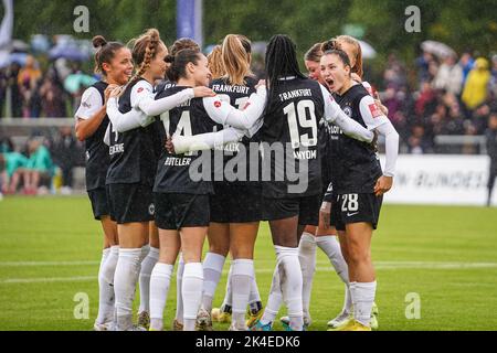 Frankfurt, Deutschland. 02. Oktober 2022. Frankfurt, 2. 2022. Oktober: Die Spieler der Eintracht Frankfurt feiern das Tor beim FLYERALARM Frauen-Bundesliga-Spiel zwischen Eintracht Frankfurt und SV Werder Bremen im Stadion Brentanobad in Frankfurt am Main. (Norina Toenges/Sports Press Photo/SPP) Quelle: SPP Sport Press Photo. /Alamy Live News Stockfoto