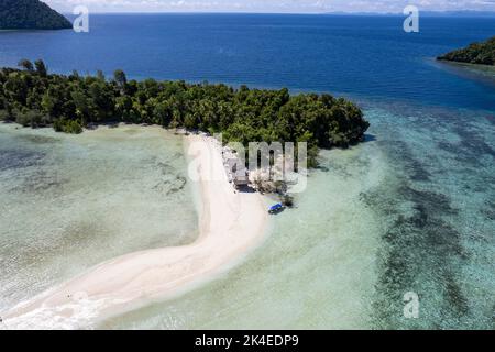 Luftaufnahme des weißen Sandstrands, Pulau Mansuar, Raja Ampat Indonesia. Stockfoto