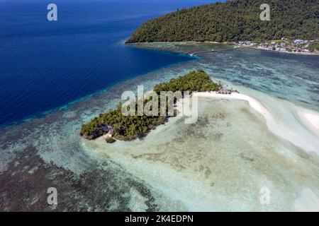 Luftaufnahme des weißen Sandstrands, Pulau Mansuar, Raja Ampat Indonesia. Stockfoto