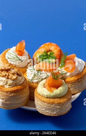 Set von Vol au vent auf blauem Hintergrund Stockfoto