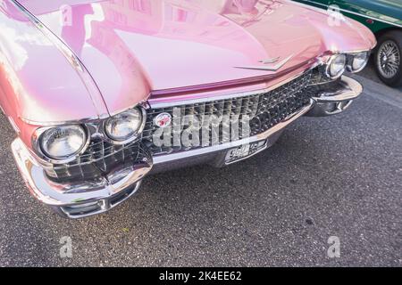 Loriol sur Drome, Frankreich - 17. September 2022: Vorderseite des Vintage pinken Cadillac Coupé DeVille 1962 Series 62 auf der Straße. Oldtimer-Ausstellung i Stockfoto