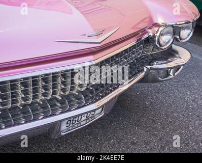 Loriol sur Drome, Frankreich - 17. September 2022: Vorderseite des Vintage pinken Cadillac Coupé DeVille 1962 Series 62 auf der Straße. Oldtimer-Ausstellung i Stockfoto