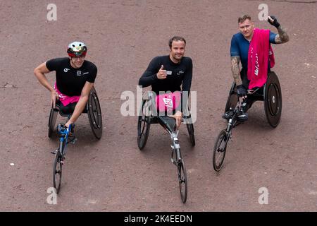 London, Großbritannien. 02. Oktober 2022. 1. Marcel Hug (SUI) Zentrum 2. Daniel Romanchuk (USA) links 3. David Weir (GBR) rechts Rollstuhl T53/54 während des TCS London Marathon 2022 im London City Centre, London, Großbritannien, 2.. Oktober 2022 (Foto von Richard Washbrooke/News Images) in London, Großbritannien am 10/2/2022. (Foto von Richard Washbrooke/News Images/Sipa USA) Quelle: SIPA USA/Alamy Live News Stockfoto