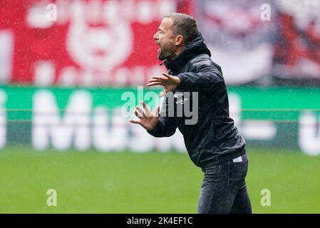 Kaiserslautern, Deutschland. 02. Oktober 2022. Fußball: 2. Bundesliga, 1. FC Kaiserslautern - Eintracht Braunschweig, Matchday 10, Fritz-Walter-Stadion. Braunschweig-Coach Michael Schiele gibt Anweisungen. Quelle: Uwe Anspach/dpa - WICHTIGER HINWEIS: Gemäß den Anforderungen der DFL Deutsche Fußball Liga und des DFB Deutscher Fußball-Bund ist es untersagt, im Stadion und/oder vom Spiel aufgenommene Fotos in Form von Sequenzbildern und/oder videoähnlichen Fotoserien zu verwenden oder zu verwenden./dpa/Alamy Live News Stockfoto