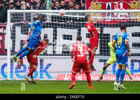 02. Oktober 2022, Rheinland-Pfalz, Kaiserslautern: Fußball: 2. Bundesliga, 1. FC Kaiserslautern - Eintracht Braunschweig, Matchday 10, Fritz-Walter-Stadion. Braunschweigs Anthony Ujah (l) führt das Tor, das später für ungültig erklärt wurde, um es 0:1 zu erreichen. Foto: Uwe Anspach/dpa - WICHTIGER HINWEIS: Gemäß den Anforderungen der DFL Deutsche Fußball Liga und des DFB Deutscher Fußball-Bund ist es untersagt, im Stadion und/oder des Spiels aufgenommene Fotos in Form von Sequenzbildern und/oder videoähnlichen Fotoserien zu verwenden oder zu verwenden. Stockfoto