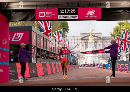 London, Großbritannien. 02. Oktober 2022. Gewinner des Elite Womens Marathon Yelemzerf Yehualaw (ETH) Zeit von 2:17:26 während des TCS London Marathon 2022 im London City Centre, London, Großbritannien, 2.. Oktober 2022 (Foto von Richard Washbrooke/News Images) in London, Großbritannien am 10/2/2022. (Foto von Richard Washbrooke/News Images/Sipa USA) Quelle: SIPA USA/Alamy Live News Stockfoto