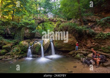 Waldbillig: Wasserfall Schéissendëmpel (Schiessentümpel) im Tal Mullerthal (Mëllerdall, Müllerthal), kleine Schweiz (Petite Suisse Luxembourgeoi Stockfoto