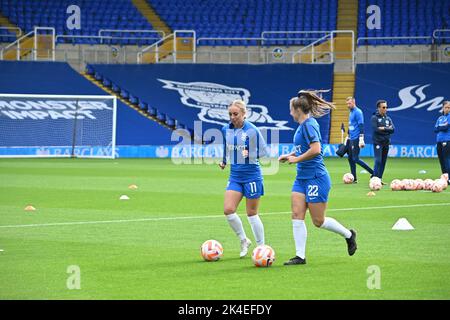 Birmingham, Großbritannien. 2.. Oktober 2022. Birmingham, Großbritannien. 02. Oktober 2022. Birmingham, Oktober 2. 2022 Ashley Hodson (Birmingham No 11 ) und Eleanor Ryan-Doyle (Birmingham No 22 ) wärmen sich während des Conti Cup-Spiels der Frauen zwischen Birmingham City und Brighton (Karl W Newton/SPP) auf.Quelle: SPP Sport Press Photo. /Alamy Live News Stockfoto